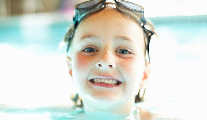 bambina in piscina