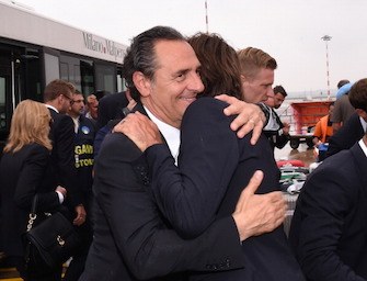 Prandelli Pirlo abbraccio a Malpensa