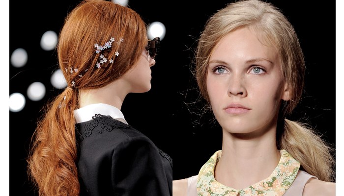 capelli coda bassa con fiori