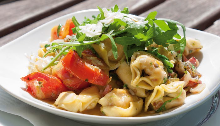 Insalata di tortellini rucola pomodoro e bacon