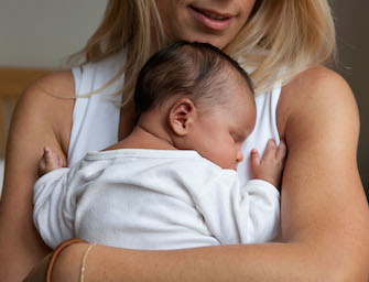 neonato in braccio alla madre