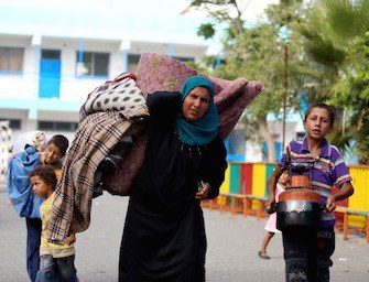 Donne Palestinesi lasciano la città di Gaza