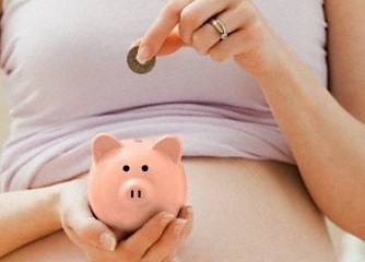 Donna incinta salvadanaio