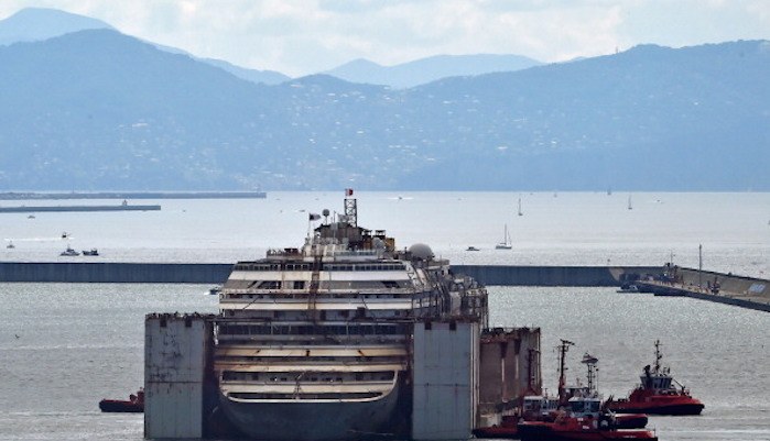 Costa concordia  entra nel porto di GenovaGenova