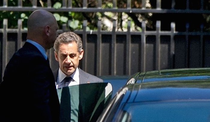 Francia Sarkozy esce di casa