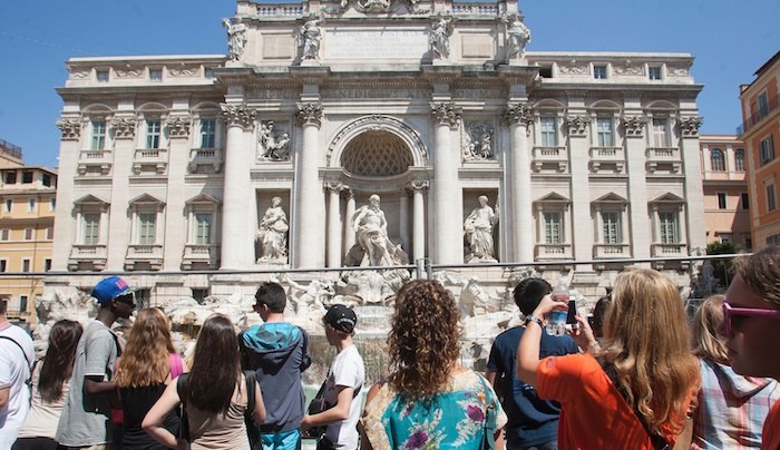 TURISTI-ROMA-FONTANA-DI-TREVI.