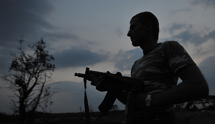 Soldato durante la guerra civile in Ucraina A Lugansk
