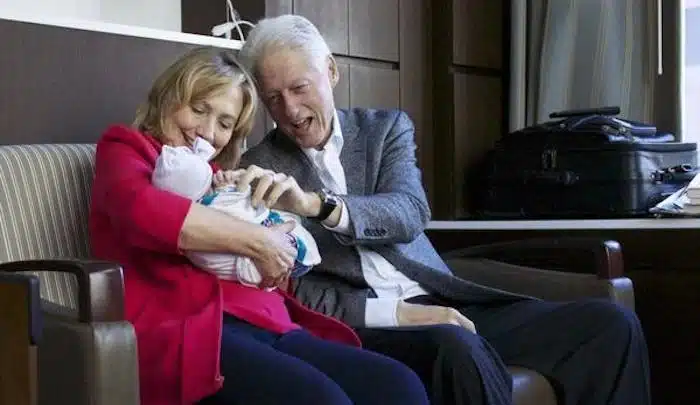 Bill e Hilary Clinton con la nipote Charlotte