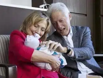 Bille Hilary Clinton con la nipote Charlotte