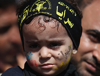 Bambino a Gaza durante una manifestazione
