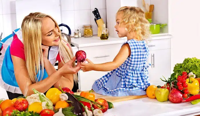 mamma-bambina-cucina-cibo