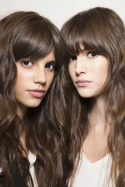capelli lunghi con la frangia