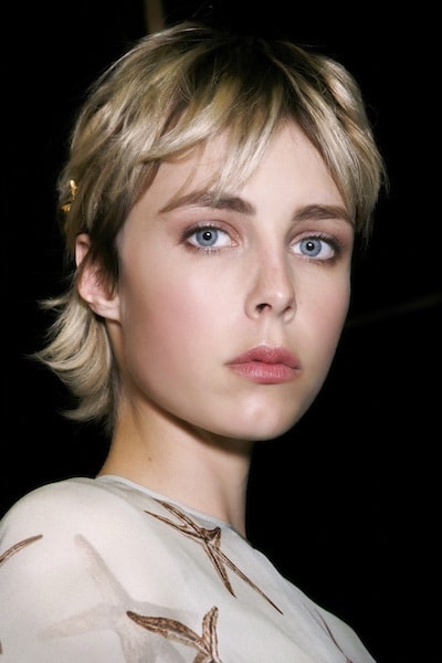 Valentino  backstage capelli frangia