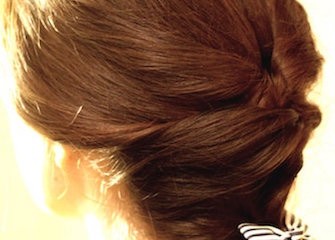 capelli lisci semi raccolti