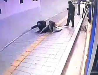 Il pavimento si “mangia” due persone in Corea del Sud. Video