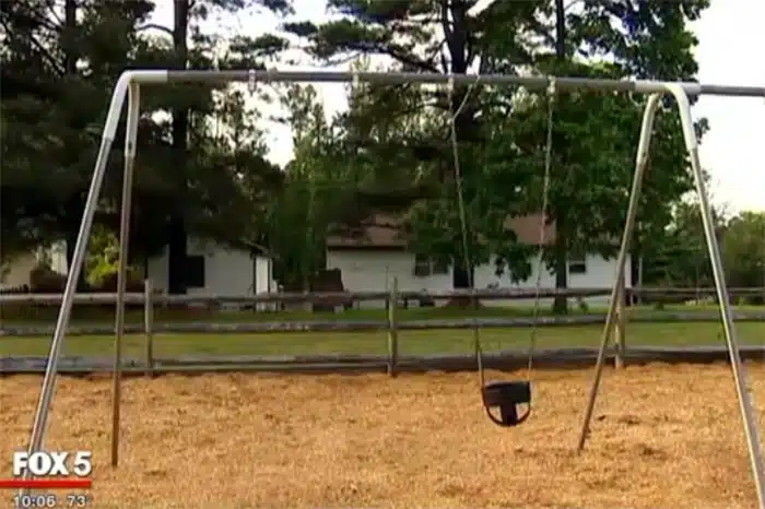 usa madre spinge figlio morto su altalena