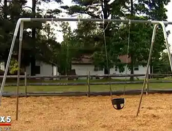 Usa madre spinge figlio morto sull'altalena