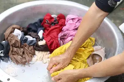 lavare vestiti a mano