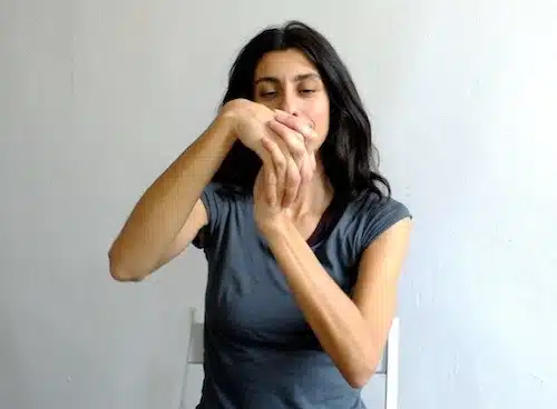 yoga esercizi mani