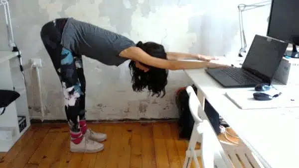 yoga esercizi scrivania schiena