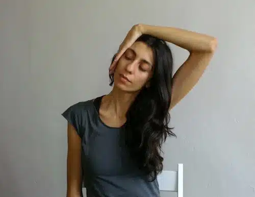 yoga esercizio scrivania collo