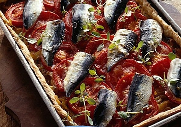 torta salata con pomodori e pesce azzurro