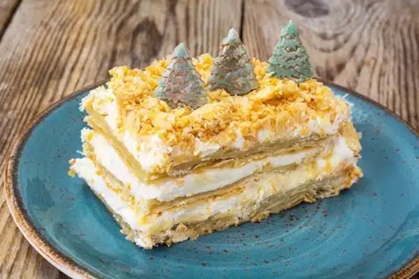 torte-natalizie-con-decorazioni-donne-sul-web-cucina