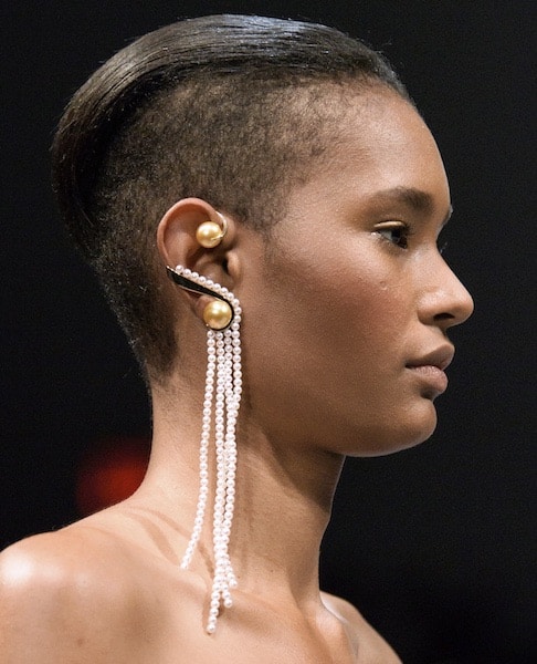 Prabal-Gurung-orecchino-lungo-perle-03