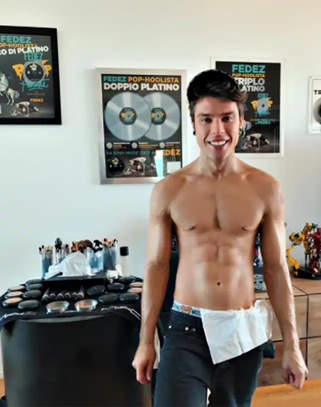 fedez senza tatuaggi
