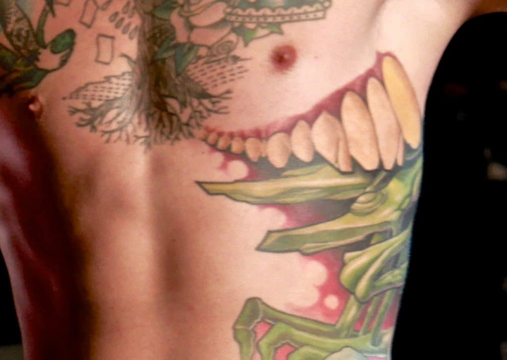 fedez tatuaggio fianco