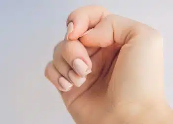 come-aggiustare un 'unghia-spezzata