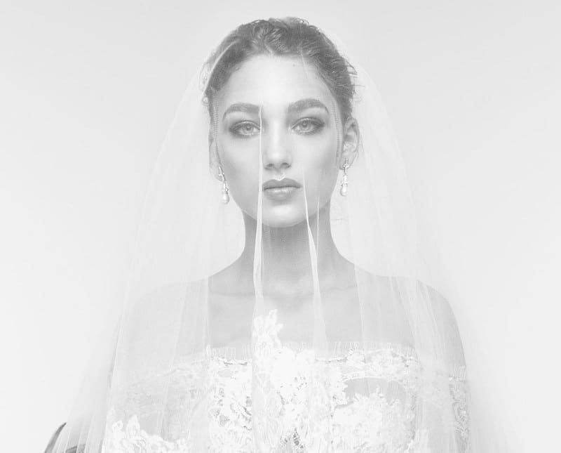 Acconciatura raccolto sposa 2019 con velo Zuhair Murad