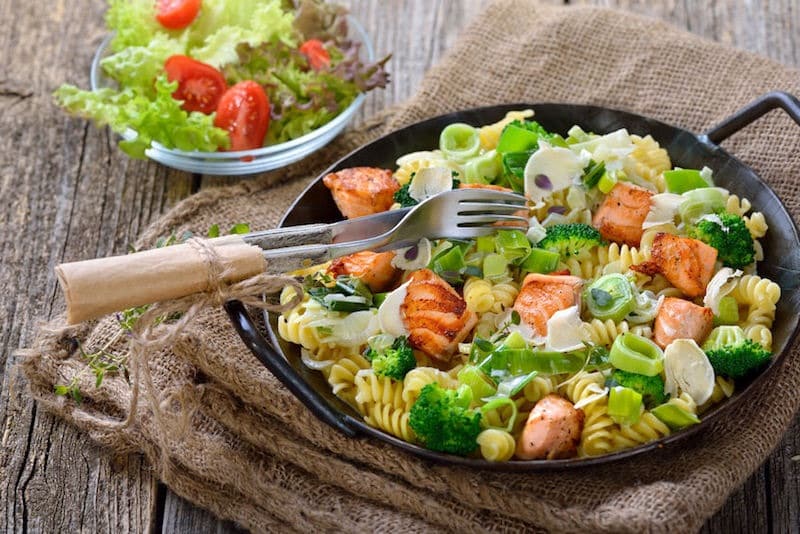 INSALATA DI PASTA CON SALMONE