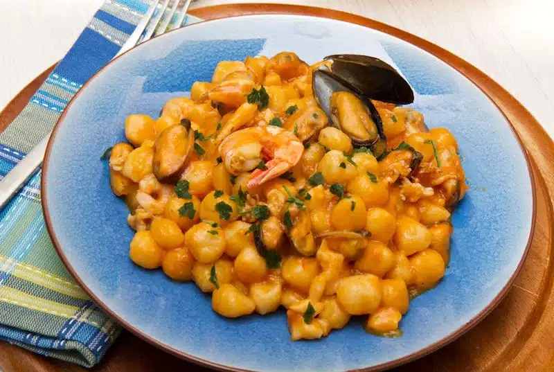 gnocchi con cozze e gamberi al pomodoro