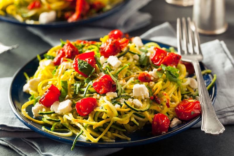 spaghetti zucchine feta e pomodori