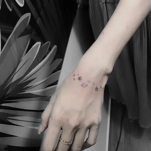 pianeti sul polso tatuaggi