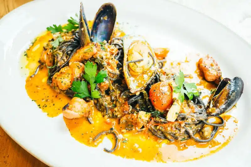 spaghetti al nero di seppia con cozze e calamari