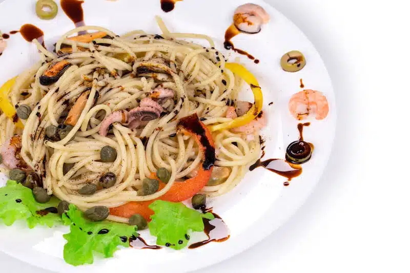 spaghetti cozze seppie peperoni e capperi