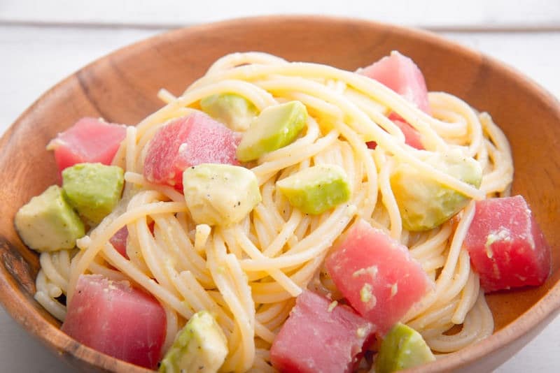  spaghetti freddi insalata con tonno e avocado