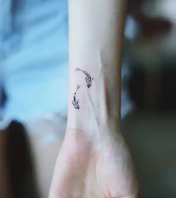 tatuaggi delfino al polso
