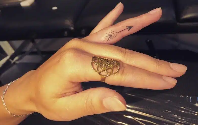 tatuaggio dita 2018 freccia
