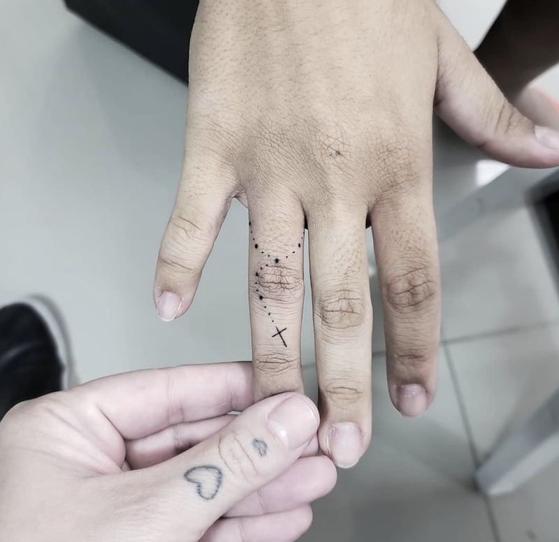 tatuaggio dita rosario
