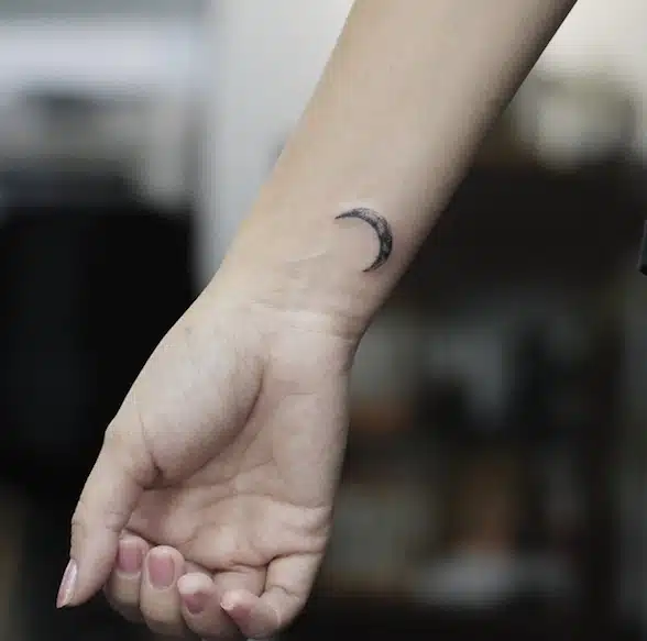 tatuaggio luna polso donna