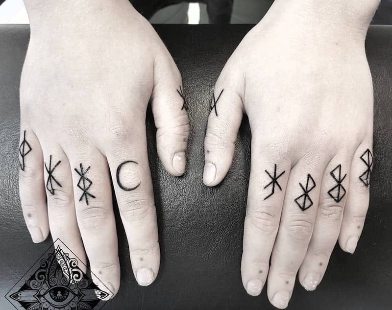 tatuaggio mani rune