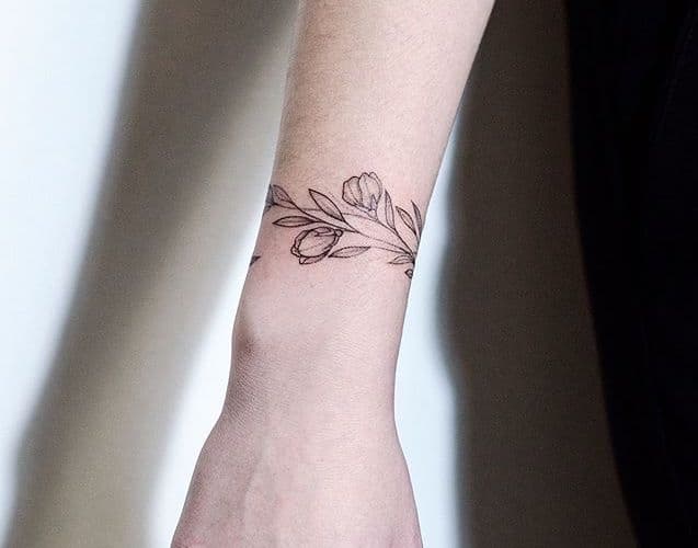 tatuaggio piccolo nuovo polso fiore