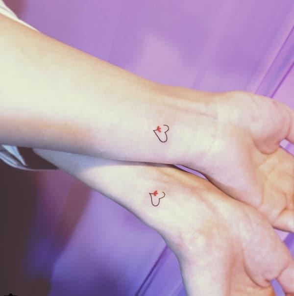 tatuaggio piccolo polso cuore fiore