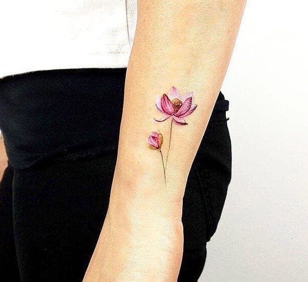 tatuaggio piccolo polso fiori