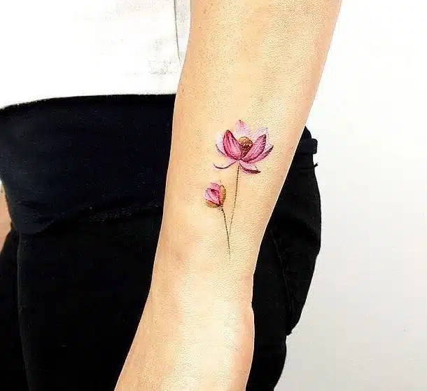 tatuaggio piccolo nuovo polso fiore