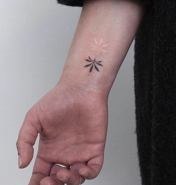 tatuaggio polso bianco e nero