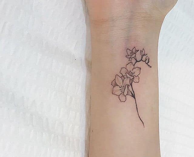 Tatuaggi piccoli polso forma di fiore